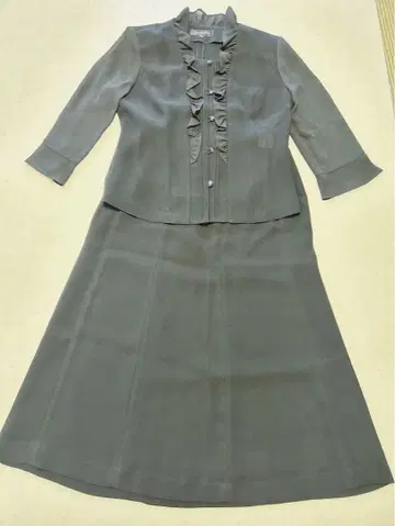 그레이 프릴 자켓과 스커트 세트