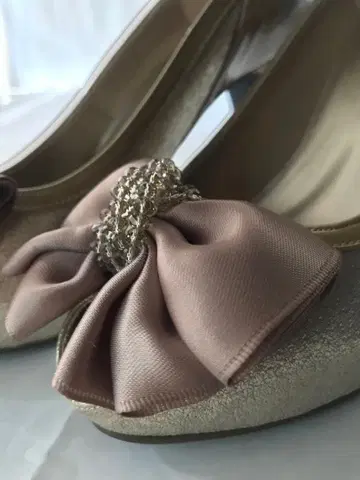 커다란 리본 반짝이는 고급스러운 색감의 신발