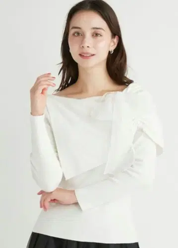 셀포드 아이보리 비대칭 긴팔 니트