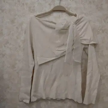 셀포드 아이보리 비대칭 긴팔 니트