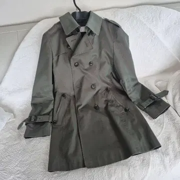 올리브 그린 트렌치코트