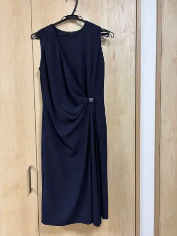 TAE ASHIDA 네이비 슬리브리스 드레이프 원피스