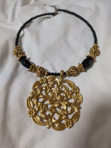 골드 컬러 꽃 무늬 펜던트 초커