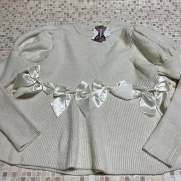 리본 포함 아이보리 스웨터