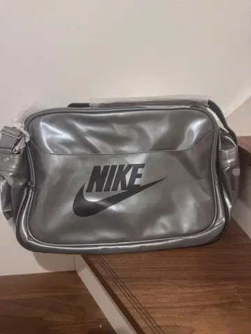 Nike 실버 숄더백
