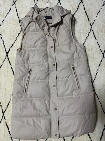 [ 새상품급 ] ZARA 후드 부착 베이지 다운 베스트