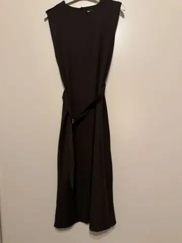 브라운 슬리브리스 원피스 허리 리본 포함