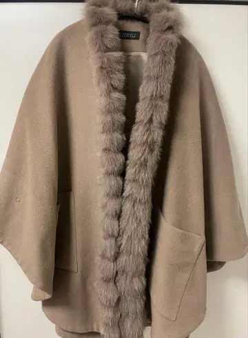 새상품급 바니스 퍼 판초 베이지 그레이 망토