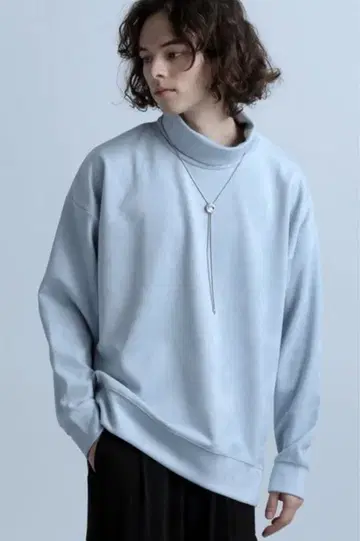 HARE 스웨이드라이크 터틀넥 아이스 블루
