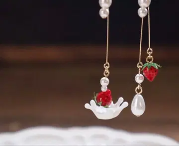 Ginger Syrup 딸기와 펄 귀걸이