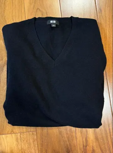 UNIQLO 캐시미어 100% V넥 니트 남성용 M 블랙 컬러