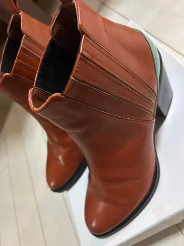 츠모리치사토 브라운 사이드 고어 부츠 중간 힐