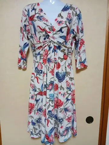 퍼플 레인 화이트 베이스에 멋진 꽃무늬 긴팔 원피스