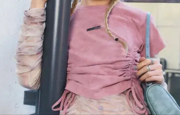 핑크 스웨이드풍 상의 개더