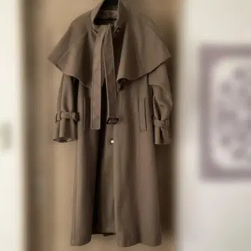 로얄 파티 베이지 탈부착 가능한 케이프 스타일 롱 코트
