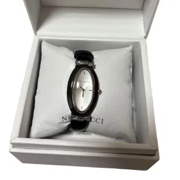 NINA RICCI 오벌 손목시계 블랙