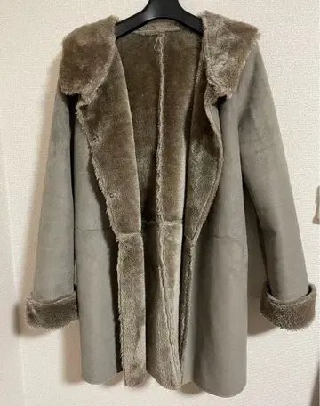 그레이 후드 부착 무스탕 코트