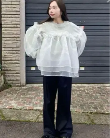 Bibiy 비비 ANNA PUFF TOP 프릴 맨투맨 그레이 x 화이트