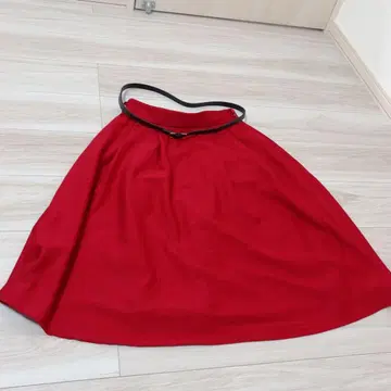 빨간색 플레어 스커트 블랙 벨트 부착