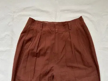 요건 레일 플리츠 테이퍼드 팬츠