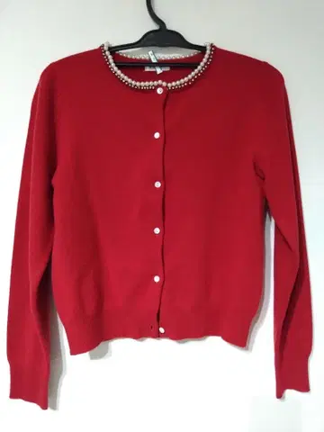 빨간색 펄 장식이 달린 긴팔 가디건