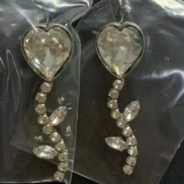 파메오 포즈 하트 플라워 모티브 귀걸이