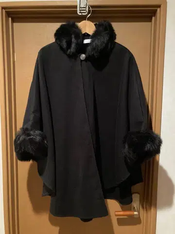 인조 모피 부착 블랙 판초