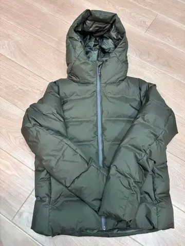 유니클로 심리스 다운 후드티 올리브 카키 M 사이즈