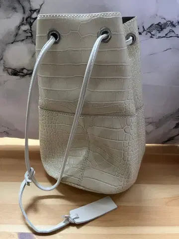 MARCO MASI 마르코 마지 악어 엠보싱 핸드백 아이보리