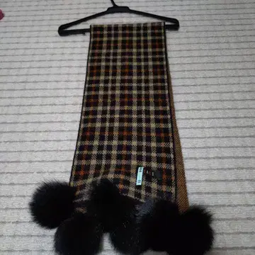 새상품급 DAKS 체크 무늬 퍼 달린 머플러