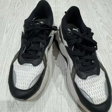 Puma 슬림핏 스니커즈 화이트/블랙