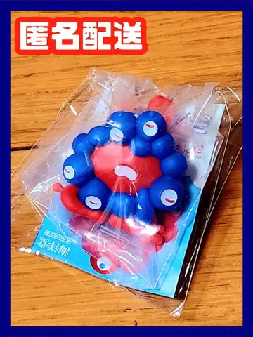 캡슐 토이 빨간색과 파랑색 캐릭터