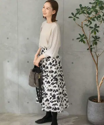 플레어 롱 스커트 화이트 블랙 플라워 무늬