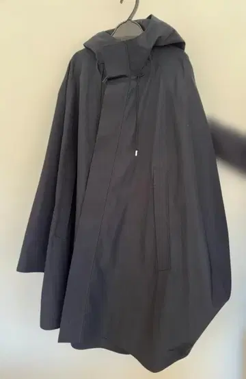 STUNNING LURE 네이비 R우스터티드 판초 코트