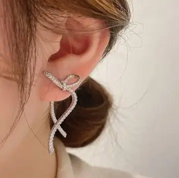 크리스마스 선물 디자인 귀걸이 리본 실버 비대칭 리본