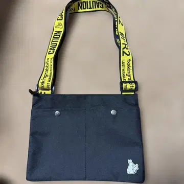 FR2 블랙 숄더백 CAUTION 텍스트 포함