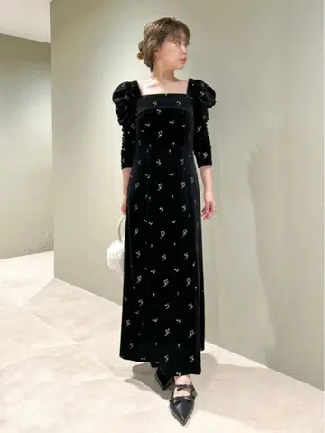 새상품 LILY BROWN 릴리 브라운 자수 벨로아 원피스