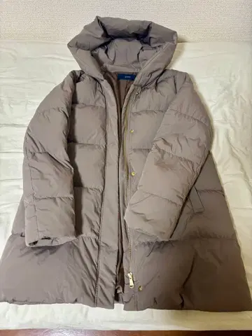 베이지 후드 부착 다운 자켓