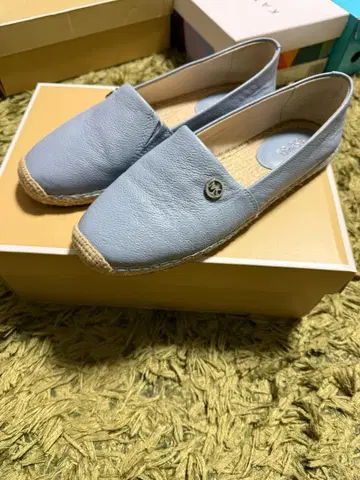 MICHAEL KORS 라이트 블루 슬립온
