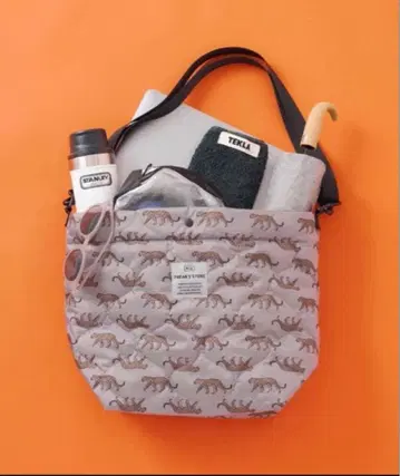 KiU 백 그레이 레오파드 무늬