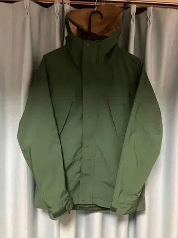 올리브 그린 후드 부착 마운틴 파카