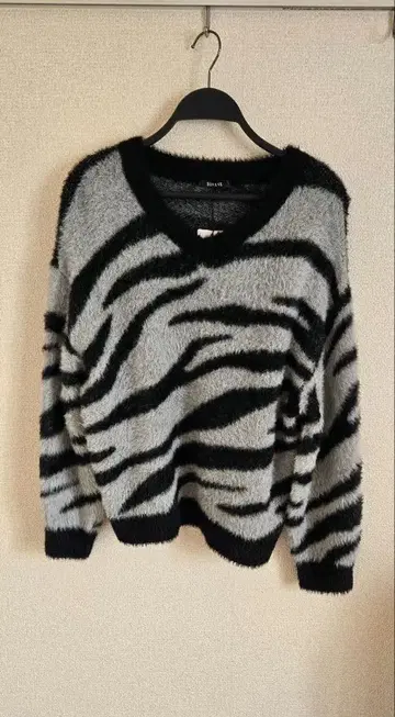 제브라 패턴 스웨터