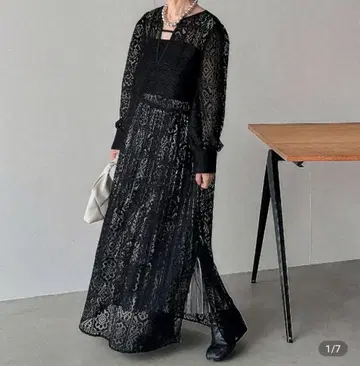 레이스 소재의 긴팔 롱 원피스