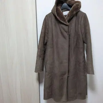 MAYSON GREY 코코아색 후드 부착 무스탕 코트