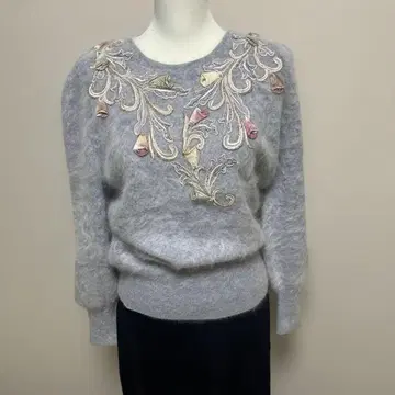 그레이 꽃무늬 자수 긴팔 스웨터