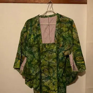 그린 컬러의 추상 무늬 겉옷