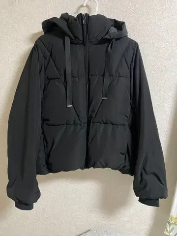 블랙 후드 부착 다운 자켓