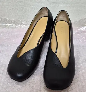 CLANE 블랙 가죽 V컷 펌프스