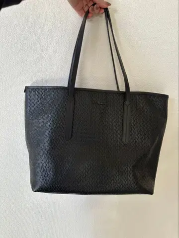 FURLA 블랙 엠보싱 가공 토트백