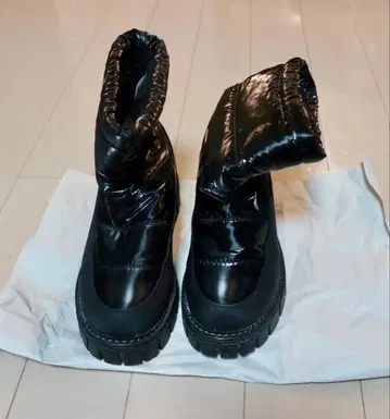 [ 익명 배송 ] 블랙 숏부츠 / 캐나다 구매 [ 새상품급 ]